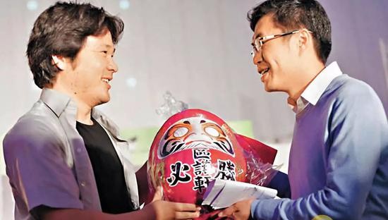 和田健一郎向区诺轩赠送&ldquo;必胜&rdquo;不倒翁 后者最终取得议会席位 图自大公网