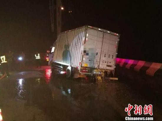 山西货车高速侧翻:万斤鸡蛋破损 蛋液覆盖数百平米