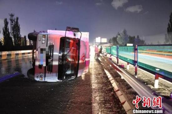 山西货车高速侧翻:万斤鸡蛋破损 蛋液覆盖数百平米