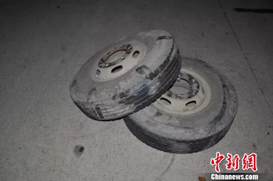轻型货车的两个轮胎脱落，导致翻车　陈懋庭　摄