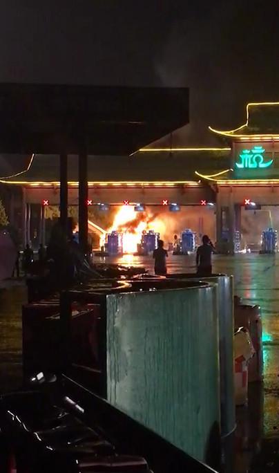 接警后，消防部门立即调派3个中队1个专职队共计10辆车，赶赴现场扑救。