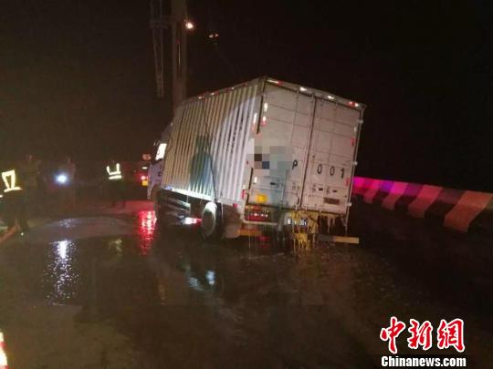 轻型货车被“扶起”之后，蛋液仍在从车厢缝隙里往外流 陈懋庭 摄