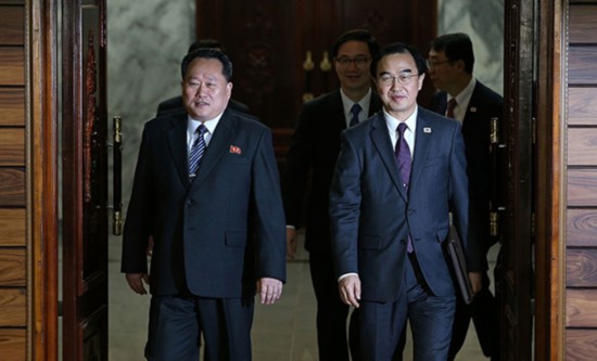 2018年3月29日，韩国统一部长官赵明均与朝鲜祖国和平统一委员会委员长李善权（左）举行韩朝高级别会谈。视觉中国 资料