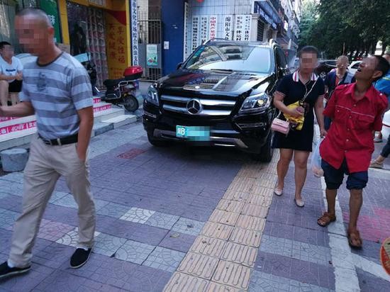 ▲被砸中的奔驰车