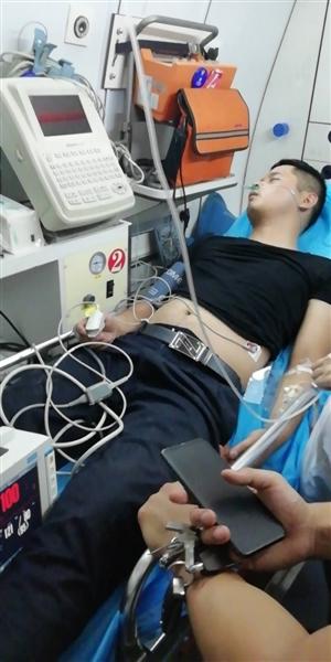 辅警2入火场救轻生女烟雾中毒昏迷 孕妻：为他自豪