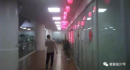 ▲菲律宾珍珠大厦内的网络赌博公司都有中国风格的装饰，门口挂着红灯笼贴着福字。图/新京报调查组 摄