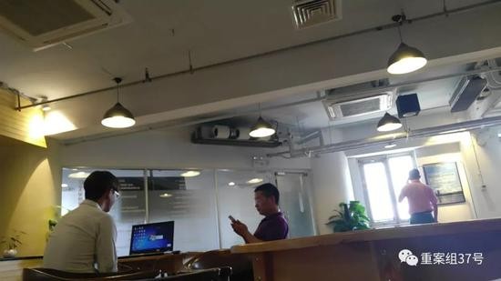 ▲图为一名应聘者在中介的监督下，接受菲律宾赌博公司的视频面试。图/新京报调查组 摄