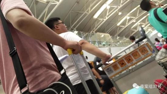 ▲中介带领新员工持旅游签证和假的回程行程单从国内出发，嘱咐大家行为举止都要像游客。图/新京报调查组 摄