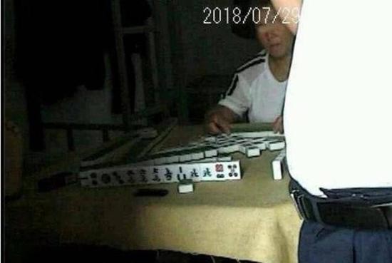 网曝河北邯郸市磁县联合治超站内数名干部职工工作日期间在办公室聚众打麻将。 本文图片 邯郸沙疙瘩微信公众号