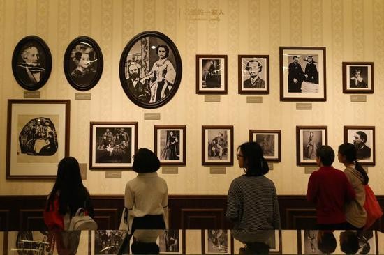 观众在北京举行的“真理的力量——纪念马克思诞辰200周年主题展览”上观看马克思和睦的一家人照片