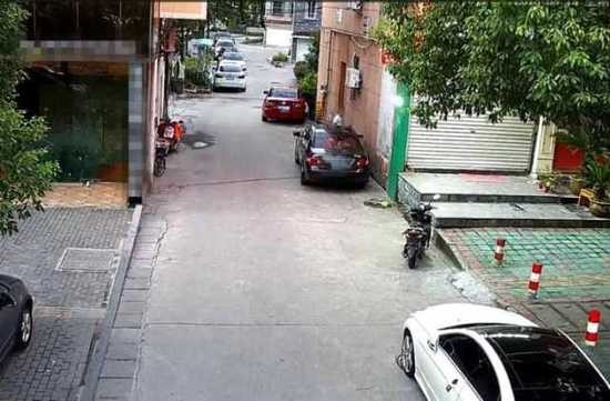 小偷用缩骨功钻卷闸门与地面缝隙 监控记录过程