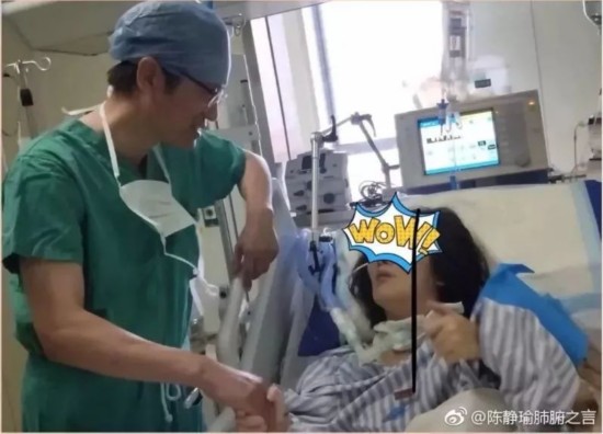 ▲右边为42岁的吴梦。图片来源：微博@陈静瑜肺腑之言。