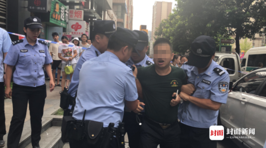 老赖拖欠房租霸占店铺 被抬上警车大喊:我就是不走