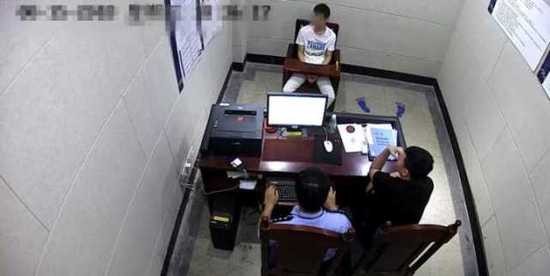 小偷用缩骨功钻卷闸门与地面缝隙 监控记录过程