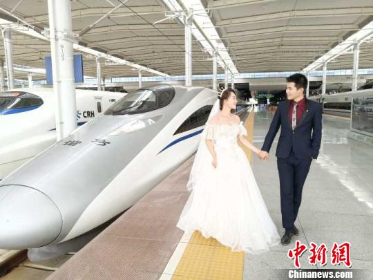 浪漫“七夕”中国铁路南宁局集团举办高铁主题婚纱摄影活动