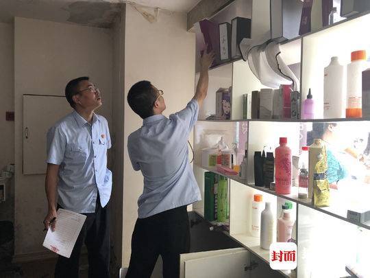 老赖拖欠房租霸占店铺 被抬上警车大喊:我就是不走