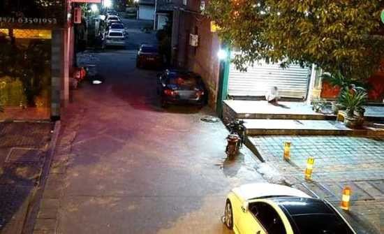 小偷用缩骨功钻卷闸门与地面缝隙 监控记录过程