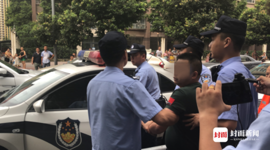 老赖拖欠房租霸占店铺 被抬上警车大喊:我就是不走