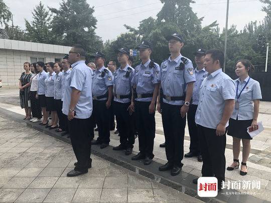 老赖拖欠房租霸占店铺 被抬上警车大喊:我就是不走