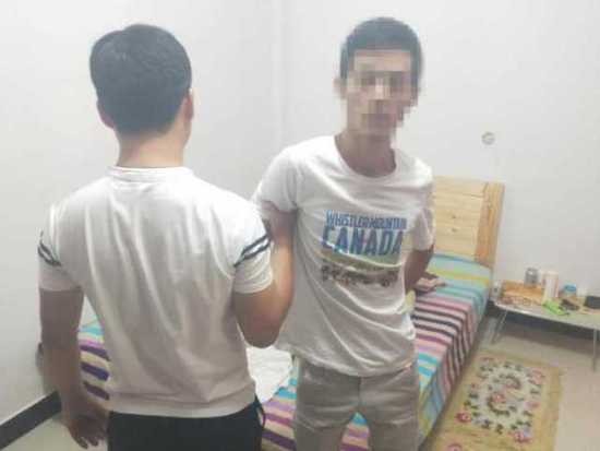 小偷用缩骨功钻卷闸门与地面缝隙 监控记录过程