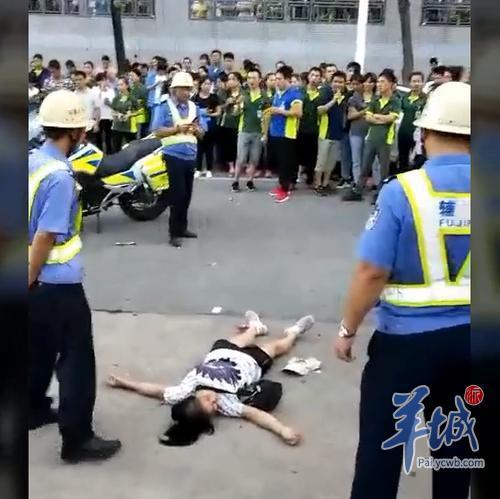 女商贩被打后倒地