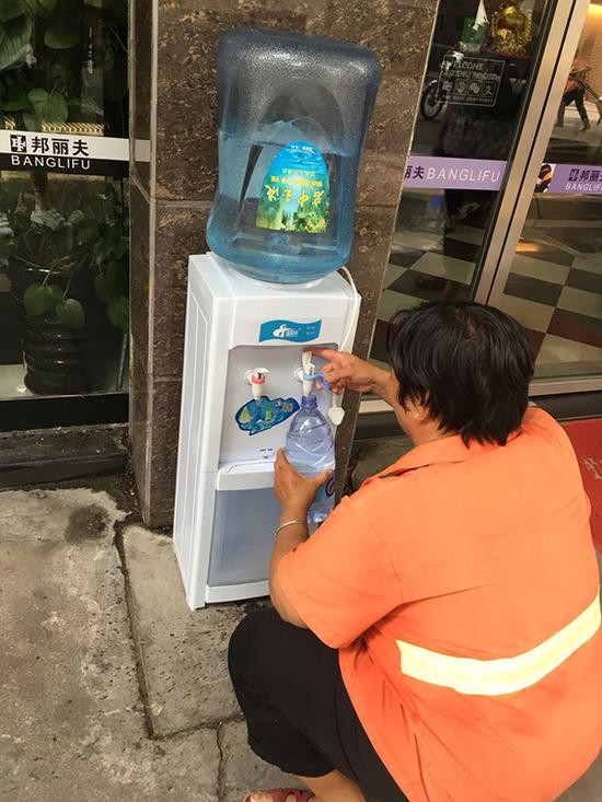 环卫工在接水 本文图均为 受访者供图