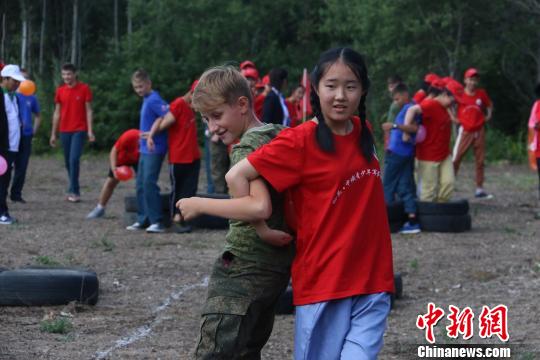 中俄青少年参加军事体验营共话“珍爱和平”主题