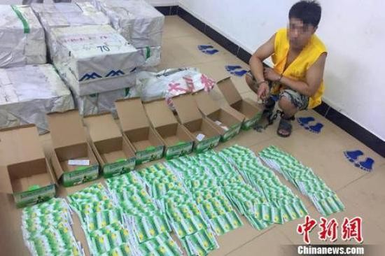 图为犯罪嫌疑人及缴获的毒品。海南省公安厅 供图