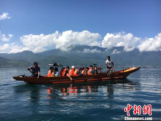 泸沽湖畔渔民的“第二身份”：游客摆渡人