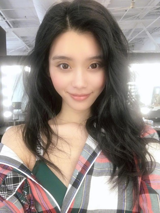 奚梦瑶晒慵懒情趣露肩自拍金属长发内衣抢镜性感绿色固定架图片