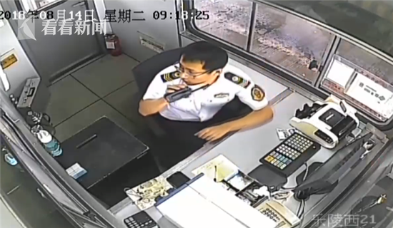 女子被男友打向收费站求救:扔带血纸巾喊救命口型