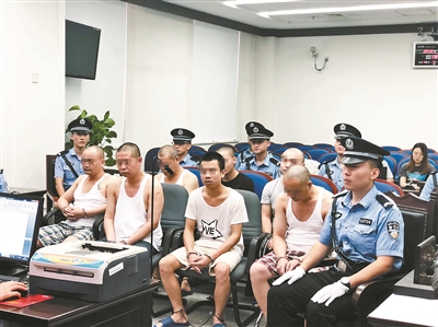 打折胳膊“碰瓷” 团伙8人受审