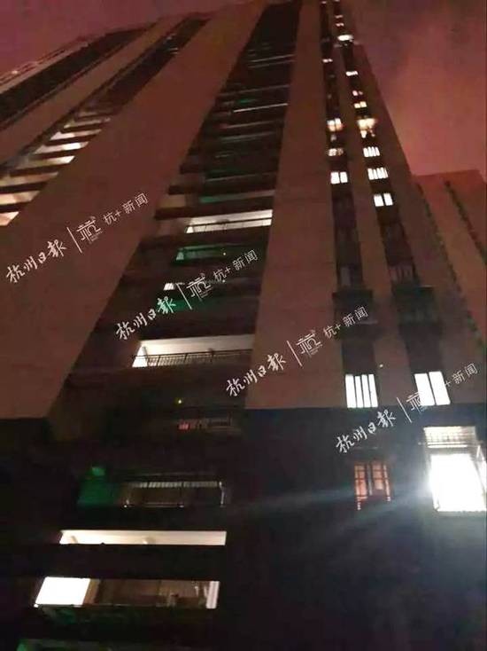 男孩33楼坠亡 事发前有人曾拍照问是谁家的孩子