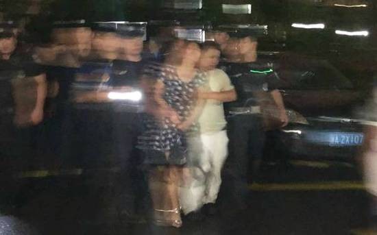 男孩33楼坠亡 事发前有人曾拍照问是谁家的孩子