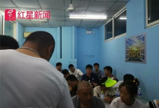 培训班老师讲鬼故事吓哭幼童 还罚娃做上百个深蹲