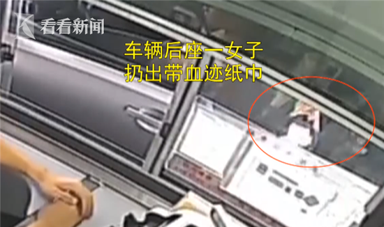 女子被男友打向收费站求救:扔带血纸巾喊救命口型