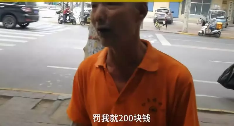 官方回应检查人员沿街丢烟头事件 引网友愤怒