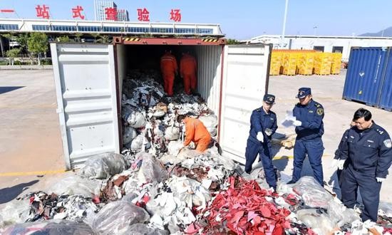 ▲资料图片：2017年12月21日，厦门海关工作人员在海沧查验场查验走私的进口牛皮革洋垃圾。