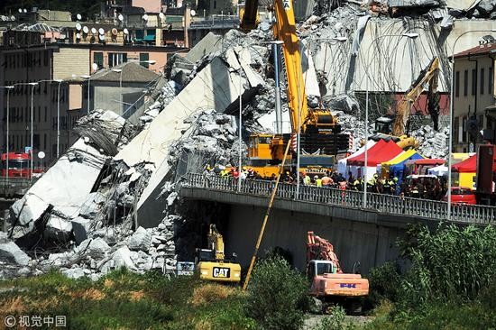 大桥垮塌现场救援工作展开（图片来源：视觉中国）