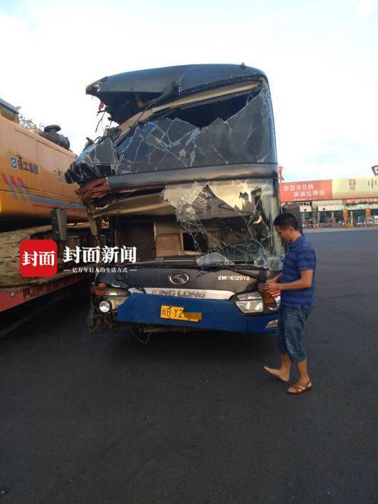 都能拍电影!车头严重损毁司机愣是从湖南开到四川