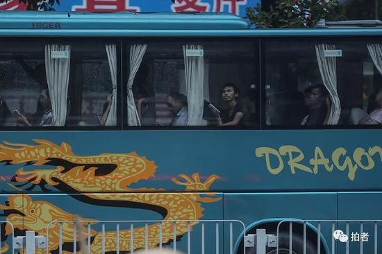 △ 早晨6点，已经找到日结工作的人坐在大巴车上准备出发去工厂打工。