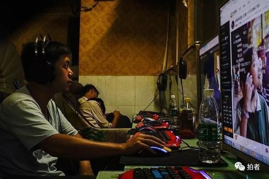 △ 三和人力市场巷子里的网吧内，刘蒙在上网，他今天就准备睡网吧了。因为他室友把合租房间的钥匙带走了。