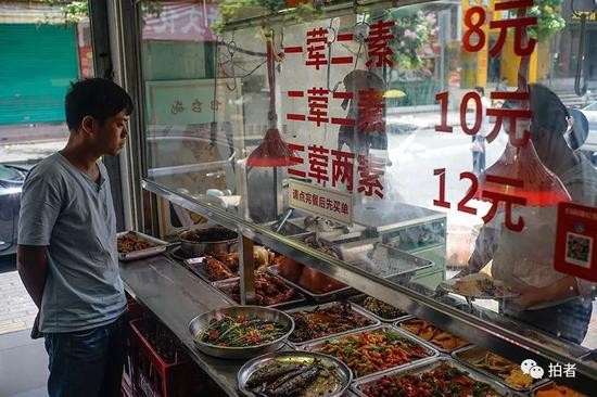 △ 中午12点，刘蒙来到快餐店里点了一份8块的快餐当午饭。在三和，七八块就能吃一份简单的快餐，再便宜的还有5元一份的清汤面。