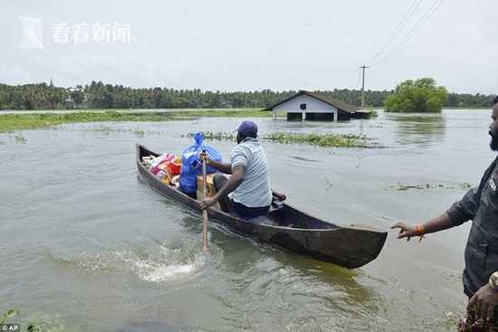 印度一栋楼坐泥石流而下没散架 洪灾已致324人死