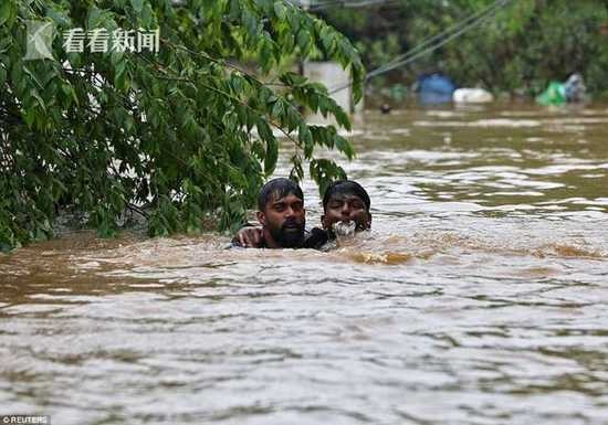 印度一栋楼坐泥石流而下没散架 洪灾已致324人死