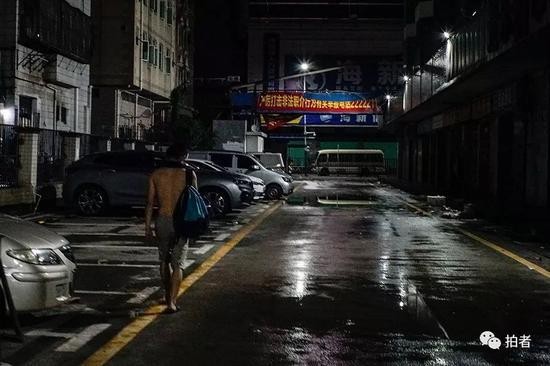 △ 凌晨1点，一位做完日结工作的打工者疲惫的走在三和市场的街道上。