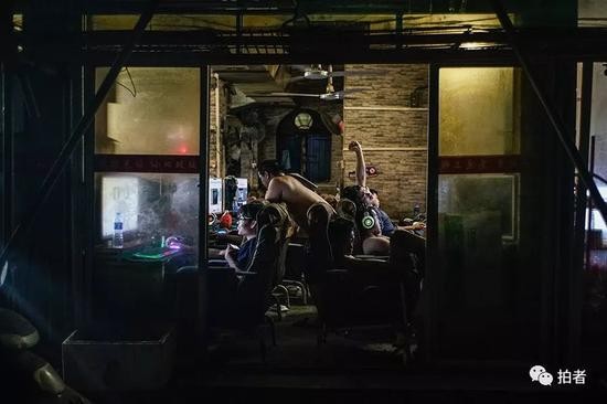 △ 早晨6点，三和人力市场附近的网吧里，大部分人都已经“起床”。找日结工作需要在5点30分之前出门。