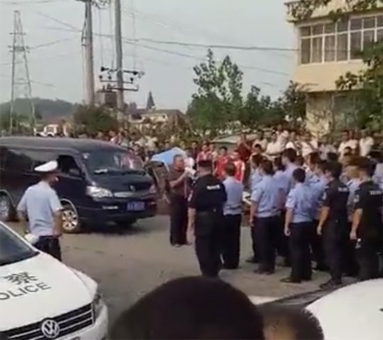 女子被轧死家属打死司机?官方辟谣:3人堵路被拘留