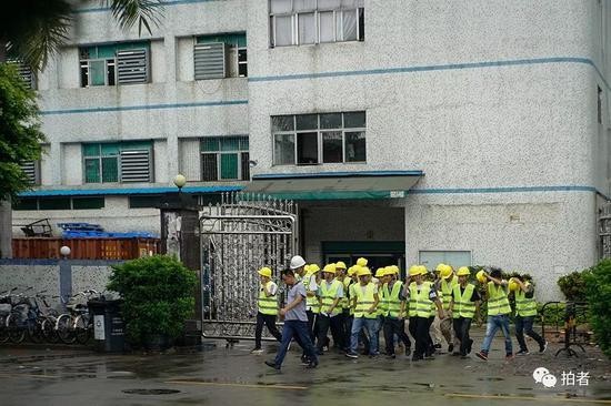 △  深圳龙岗某工厂的门口，刘蒙的日结工作是群众演员。到场后才发现，所谓的群众演员其实是需要他们穿着工服在工厂门口拍照装样子。当天在五六家工厂门口拍过照后，他领到了110元工资。