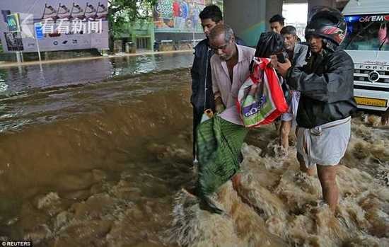 印度一栋楼坐泥石流而下没散架 洪灾已致324人死